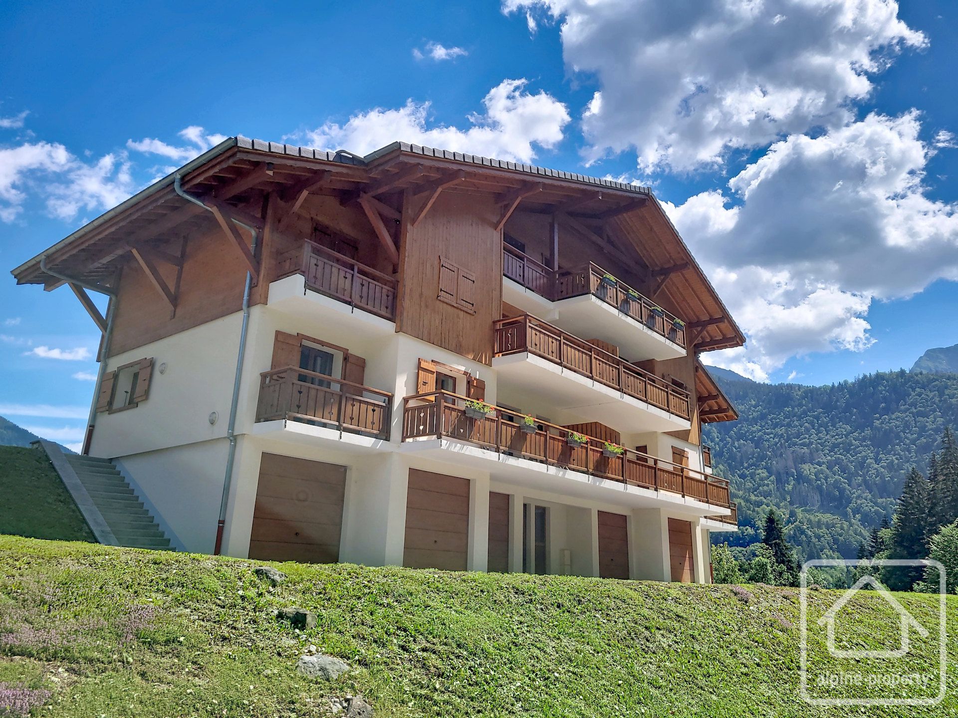 Exceptional 3-Bedroom Apartment With Fantastic Layout And In Immaculate Condition. – DIAMANT