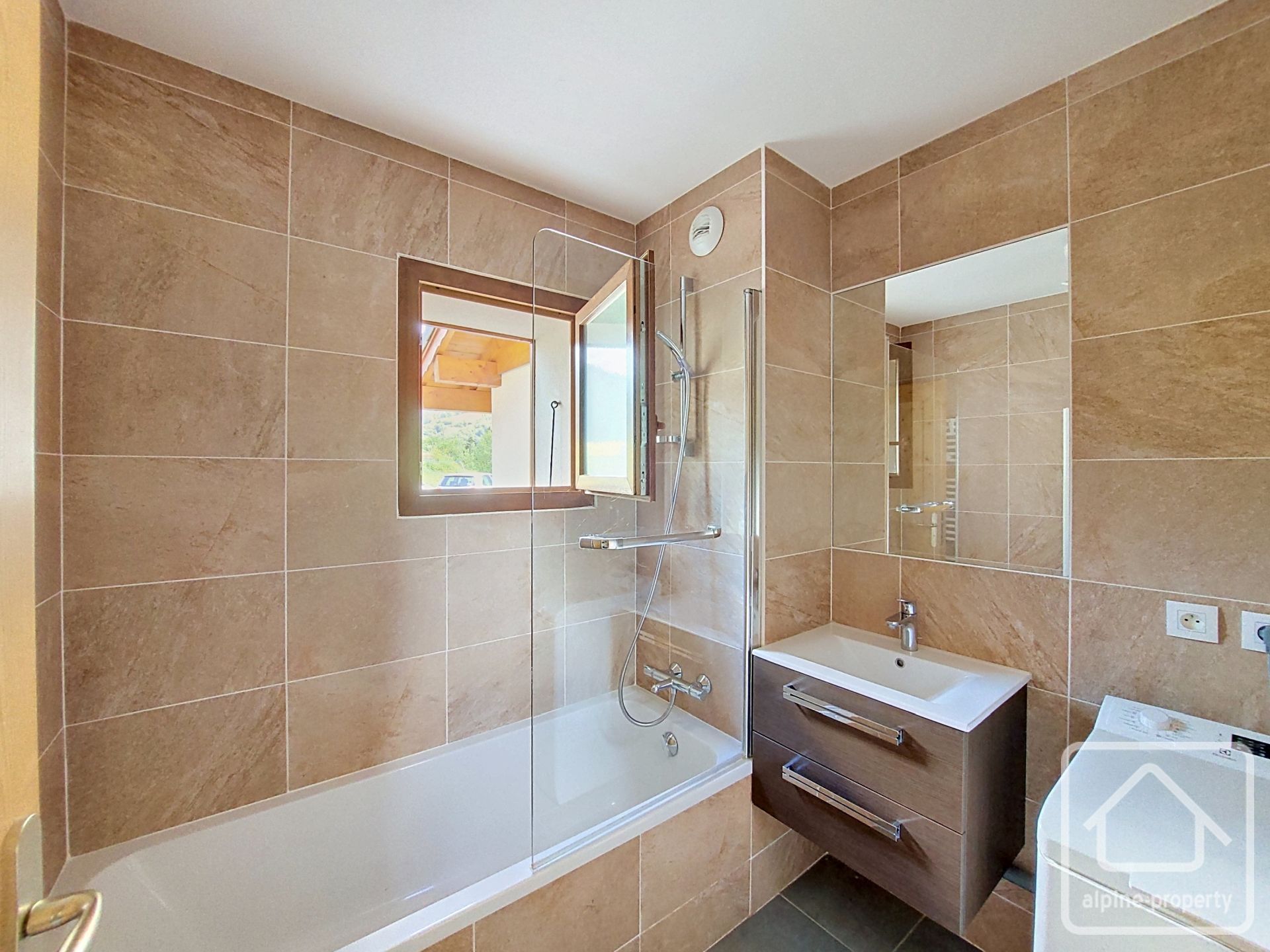 Exceptional 3-Bedroom Apartment With Fantastic Layout And In Immaculate Condition. – DIAMANT