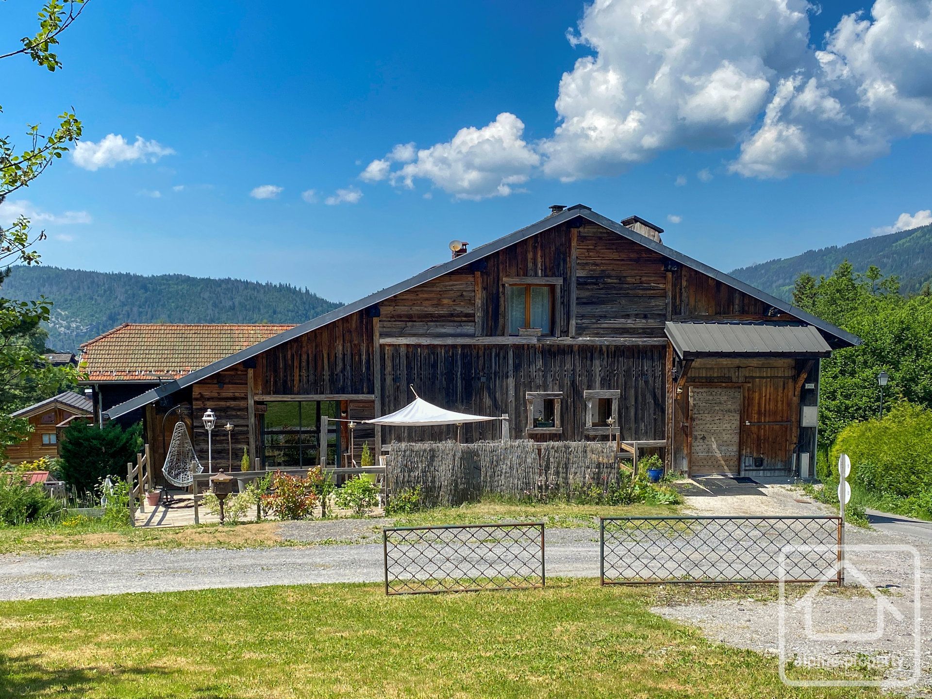 Renovated Apartment With 3 Bedrooms, 2 Bathrooms, Terrace, And Workshop. – SKIDOUX