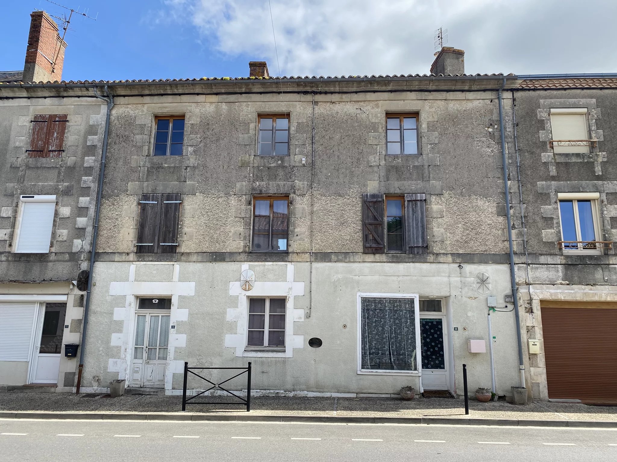 Townhouse in Bussière-Poitevine with potential for a shop!, Limousin – France – BVI86103