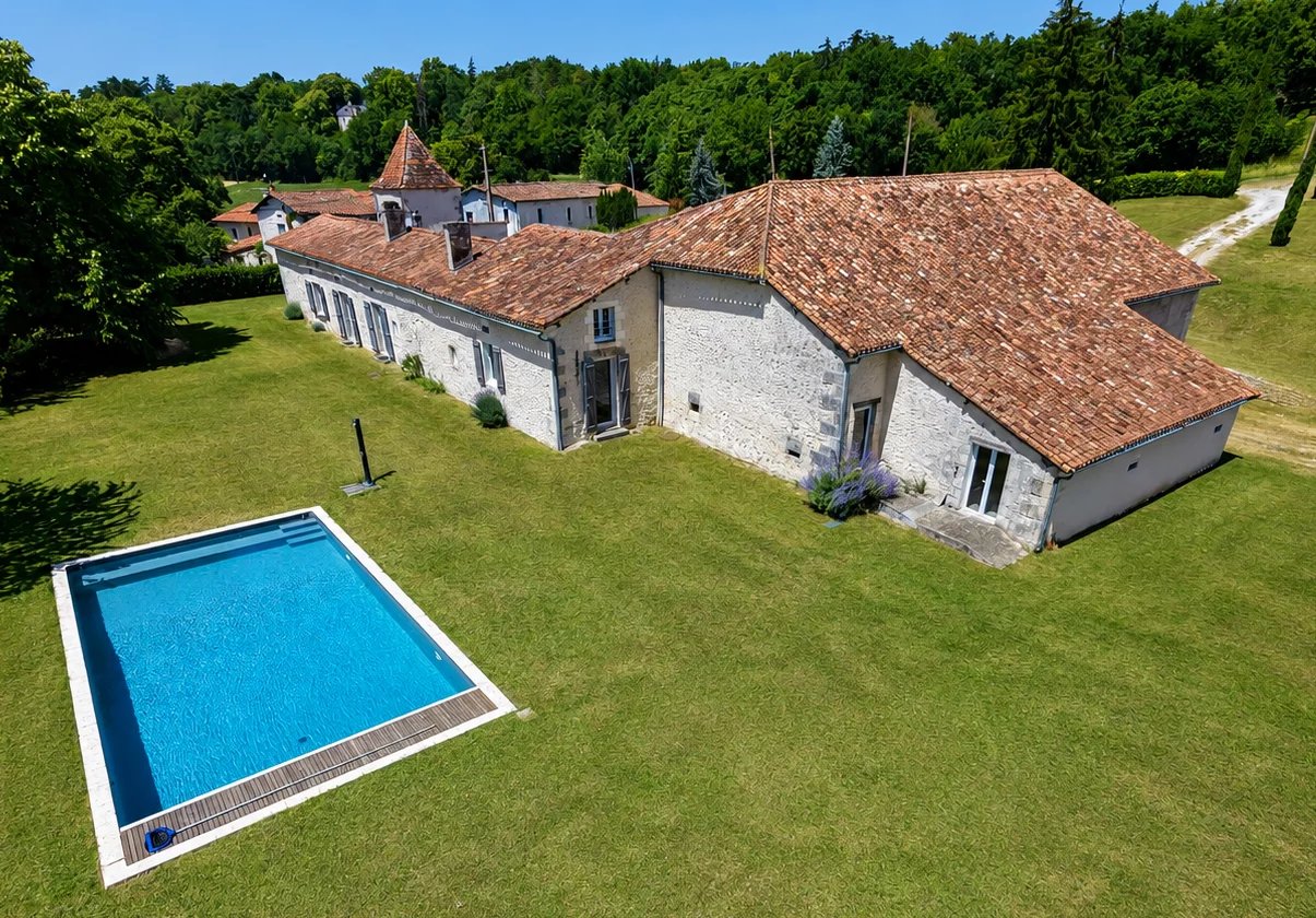 Charming Farmhouse with Exceptional Barn, Swimming Pool and Stunning Countryside Views, Aquitaine – France – BVI77972