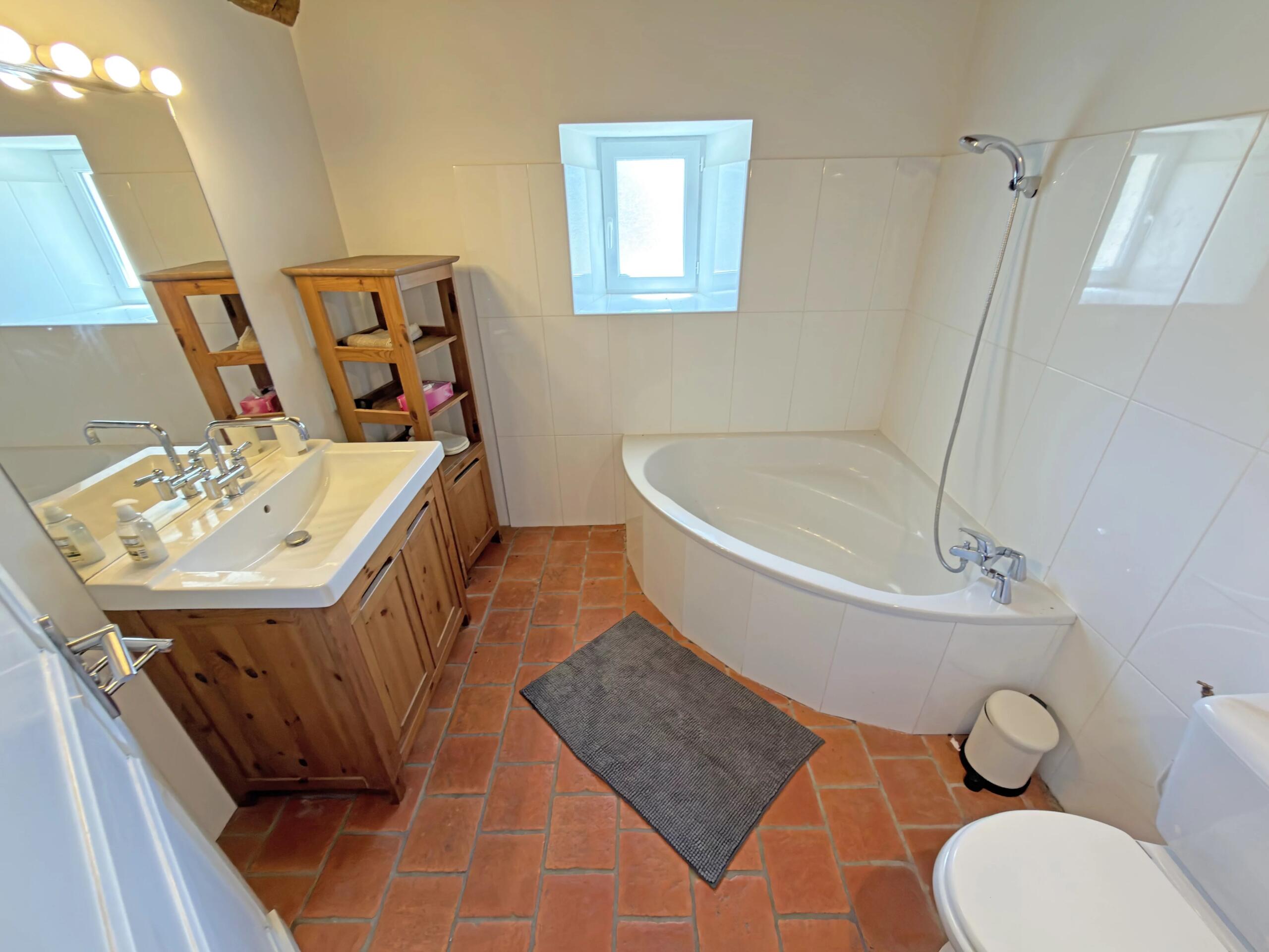 Charming Farmhouse with Exceptional Barn, Swimming Pool and Stunning Countryside Views, Aquitaine – France – BVI77972