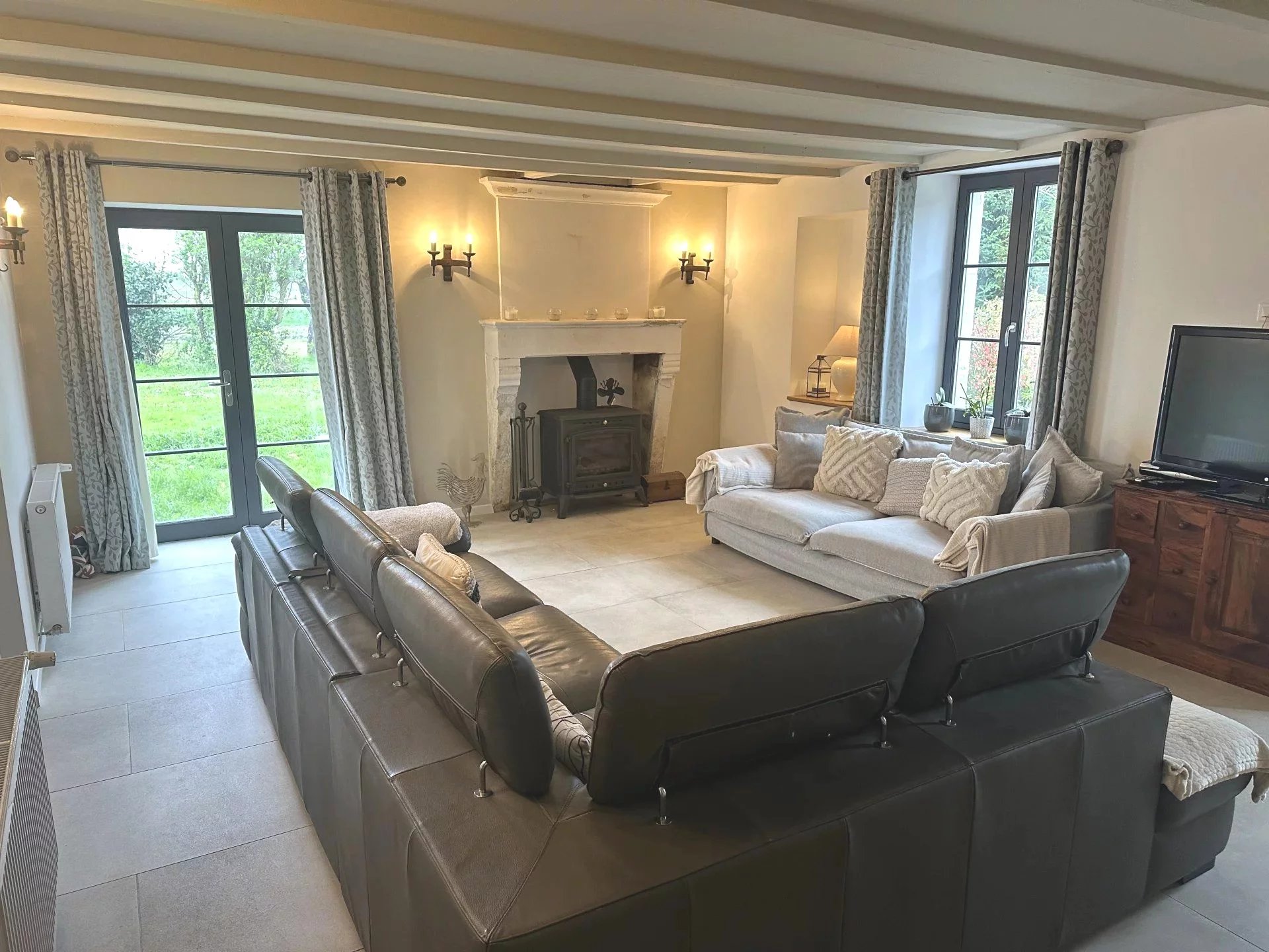 Stunning 4/5 Bedroom Home with Exceptional Charm and Character, Poitou-Charentes – France – BVI78161