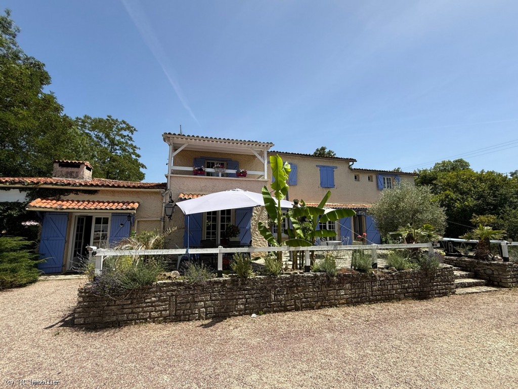 10 bedroom House in Verteuil-Sur-Charente, France – r7513