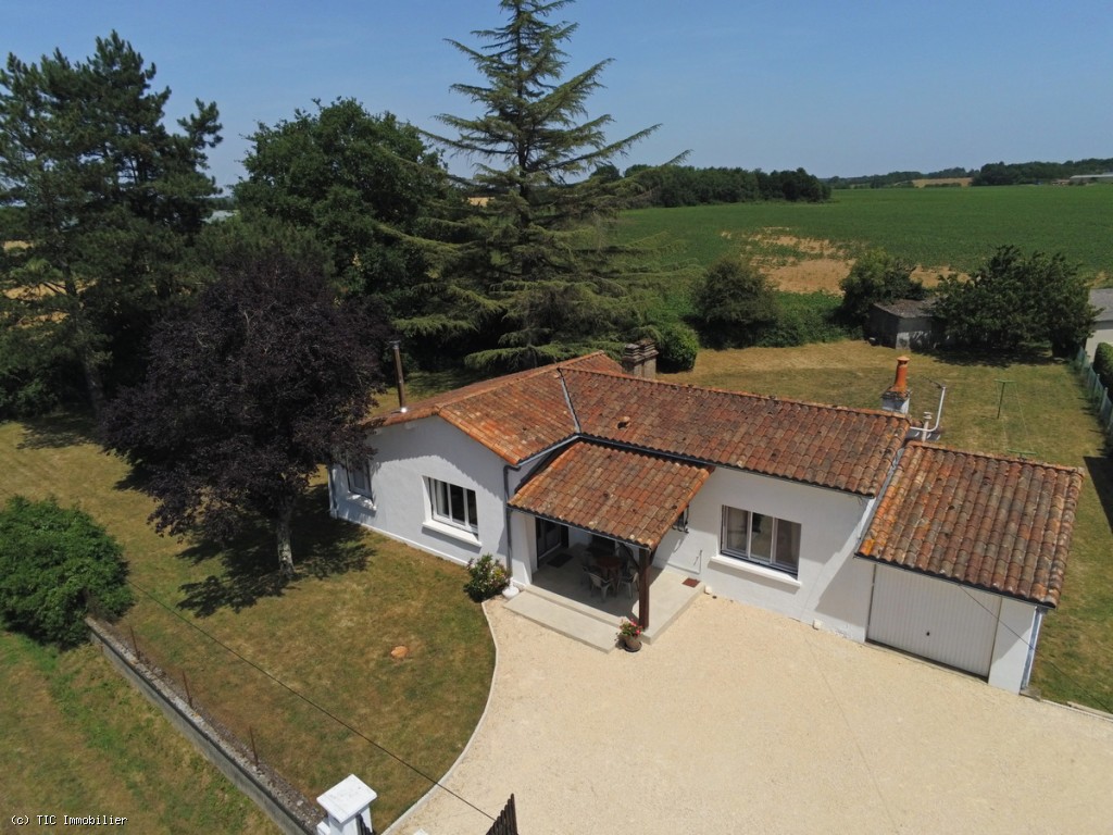 3 bedroom House in Charroux, France – r7511