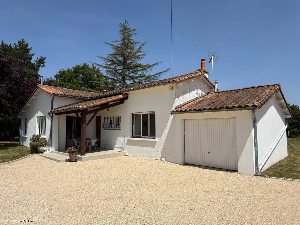 3 bedroom House in Charroux, France – r7511