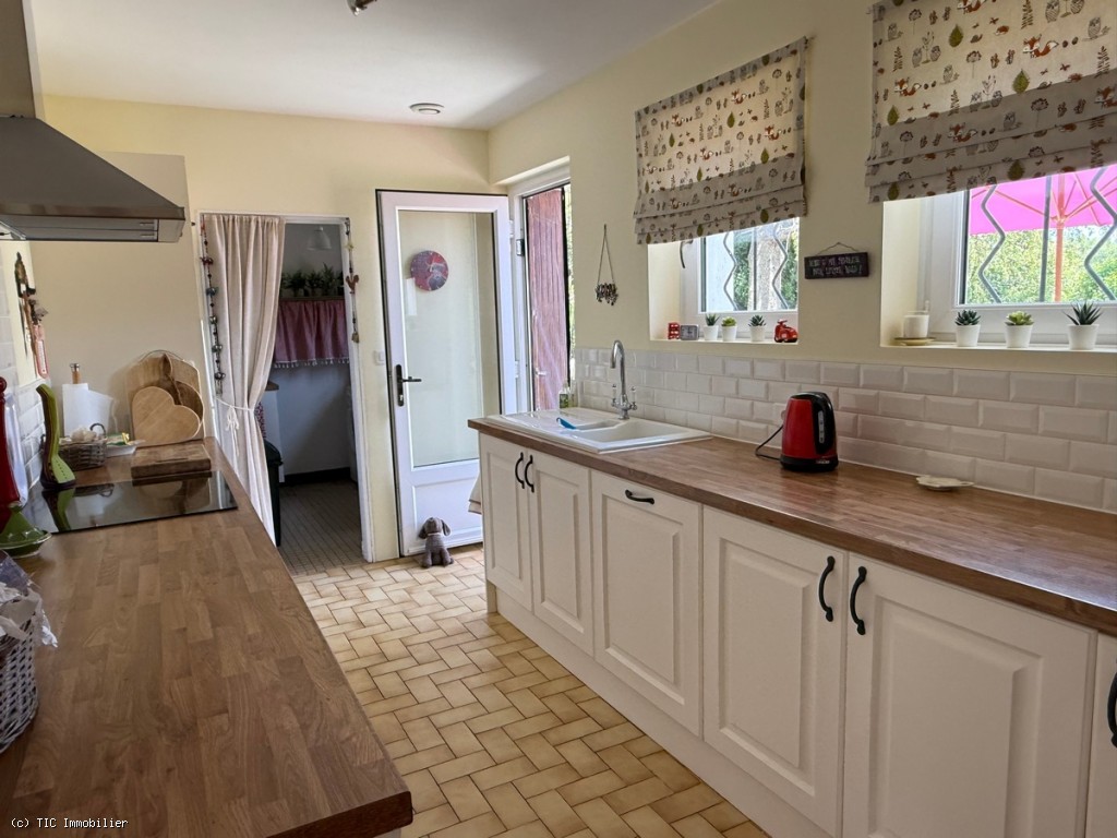3 bedroom House in Charroux, France – r7511