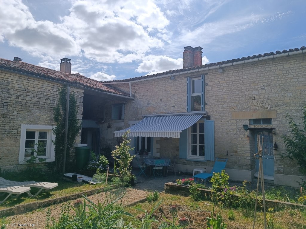 4 bedroom House in Chef-Boutonne, France – r7506