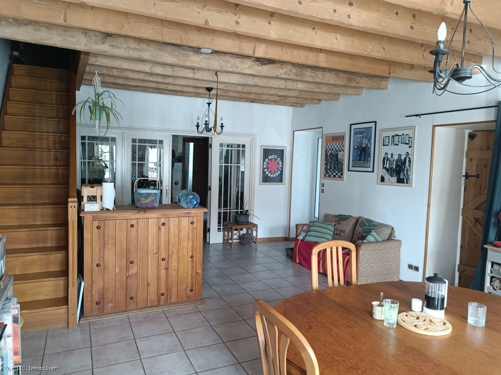 4 bedroom House in Chef-Boutonne, France – r7506