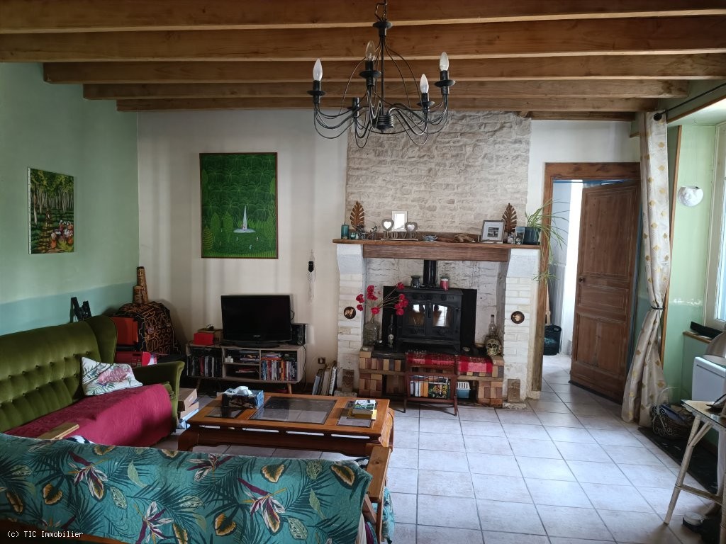 4 bedroom House in Chef-Boutonne, France – r7506