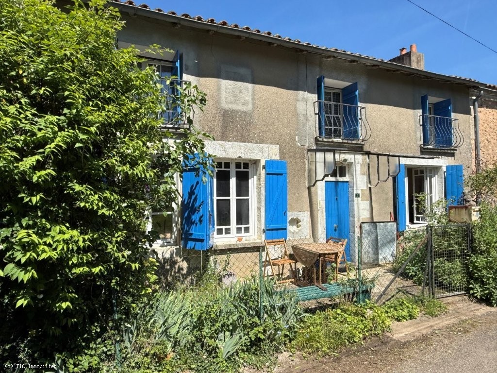 3 bedroom House in Champagne-Mouton, France – r7502