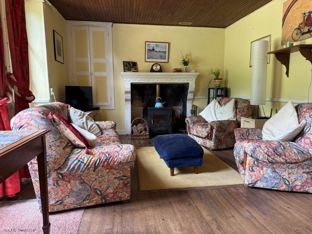 3 bedroom House in Champagne-Mouton, France – r7502