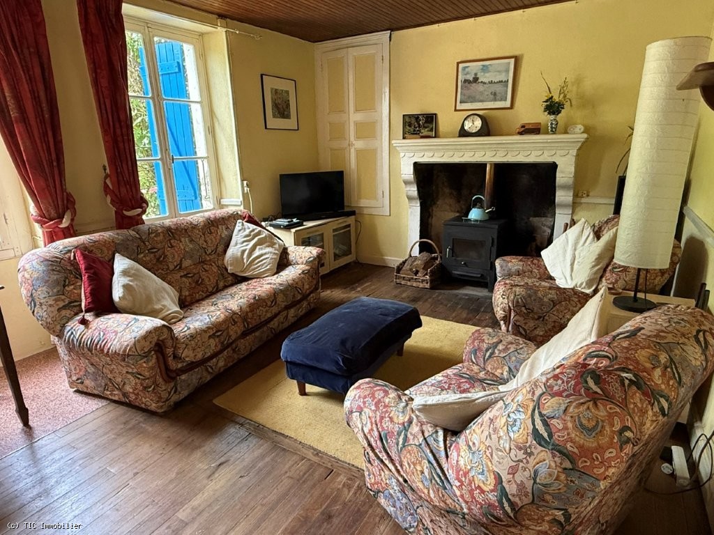 3 bedroom House in Champagne-Mouton, France – r7502