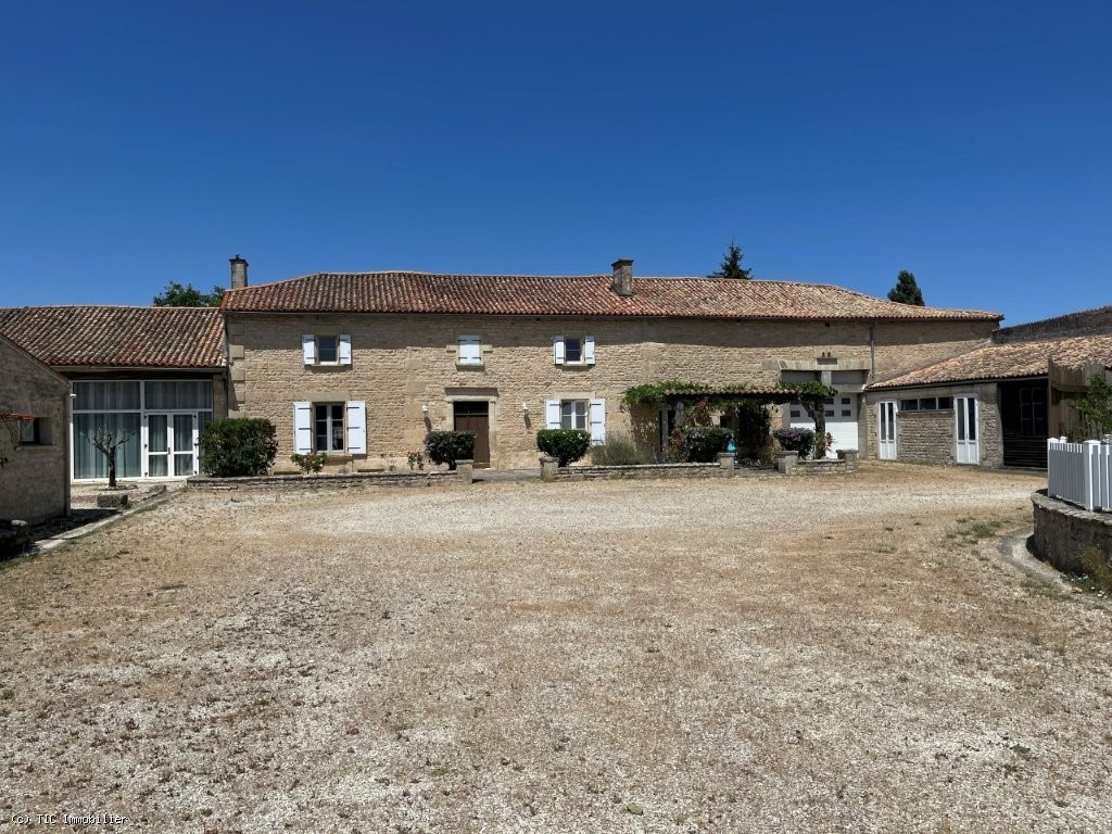 9 bedroom House in Chef-Boutonne, France – r7487