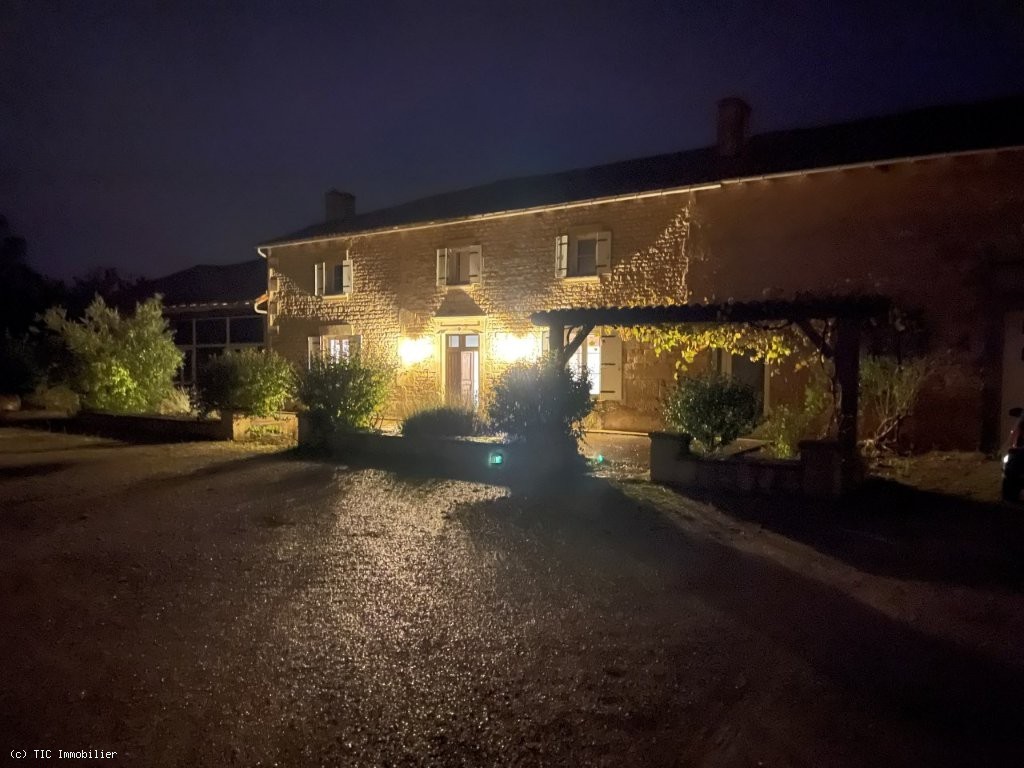 9 bedroom House in Chef-Boutonne, France – r7487