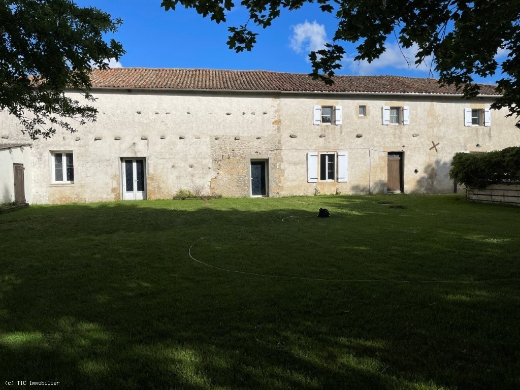 9 bedroom House in Chef-Boutonne, France – r7487