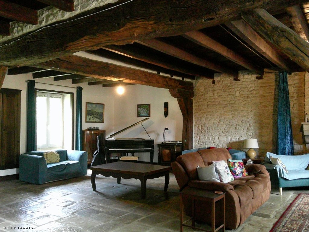 9 bedroom House in Chef-Boutonne, France – r7487