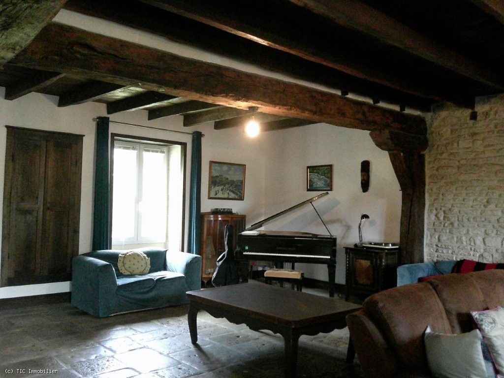 9 bedroom House in Chef-Boutonne, France – r7487
