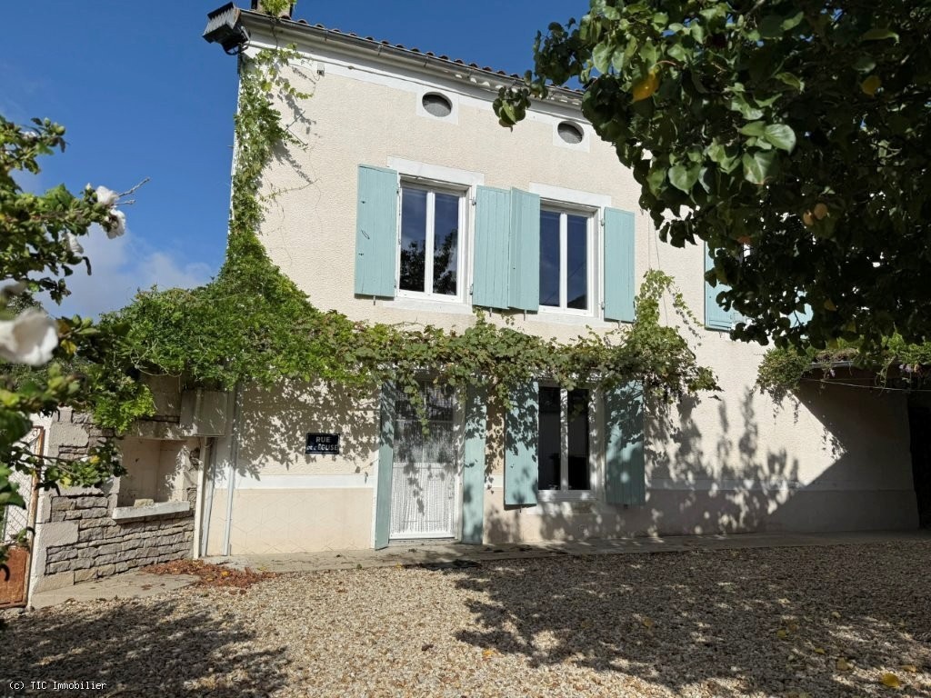 2 bedroom House in Villefagnan, France – r7355