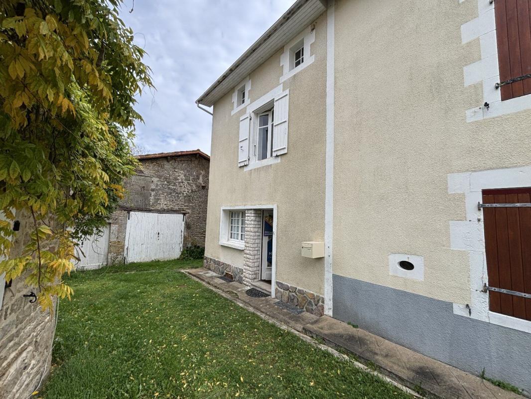 2 bedroom maison en pierres in Benest, Charente, France