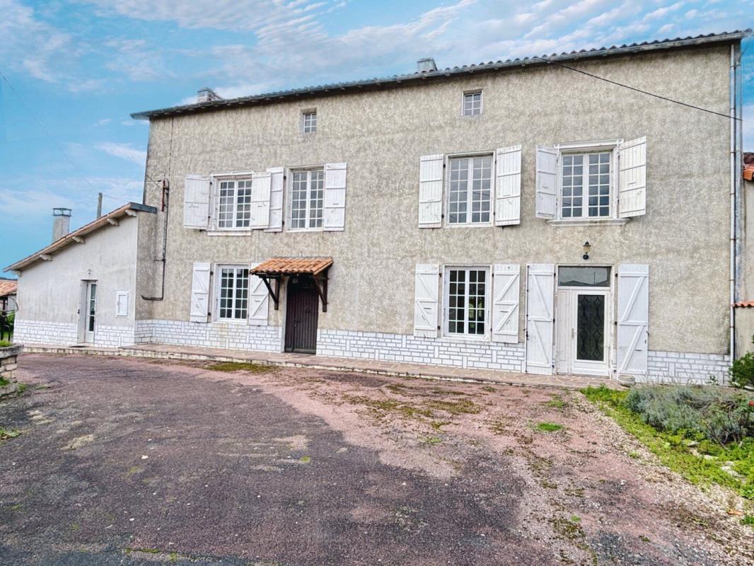 5 bedroom maison a renover in La Magdeleine, Charente, France