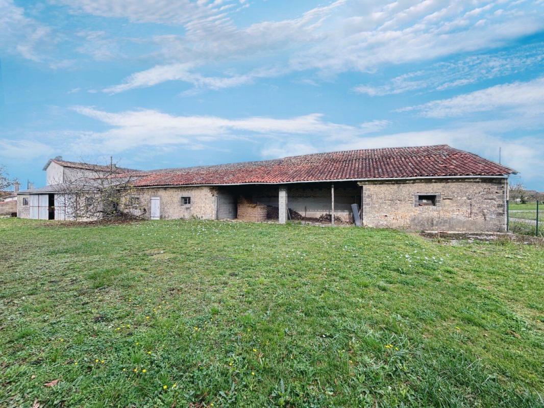 5 bedroom maison a renover in La Magdeleine, Charente, France