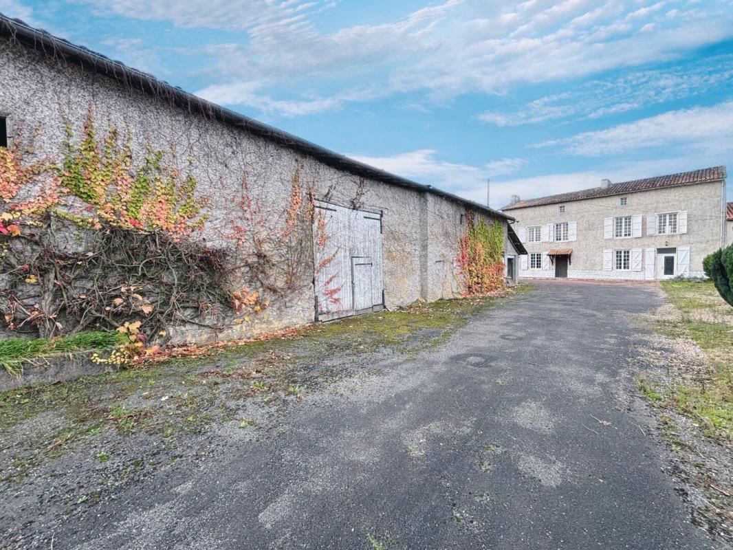 5 bedroom maison a renover in La Magdeleine, Charente, France