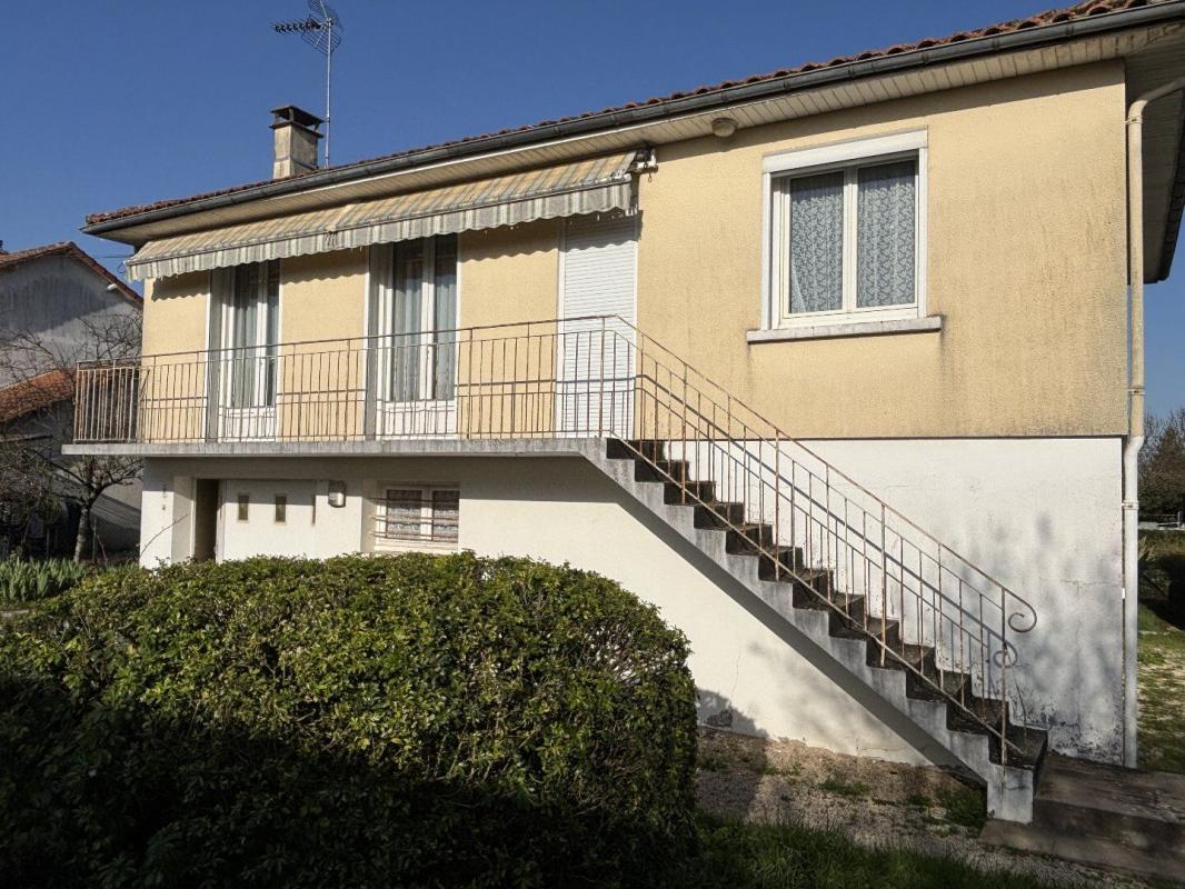 2 bedroom maison individuelle in Ruffec, Charente, France