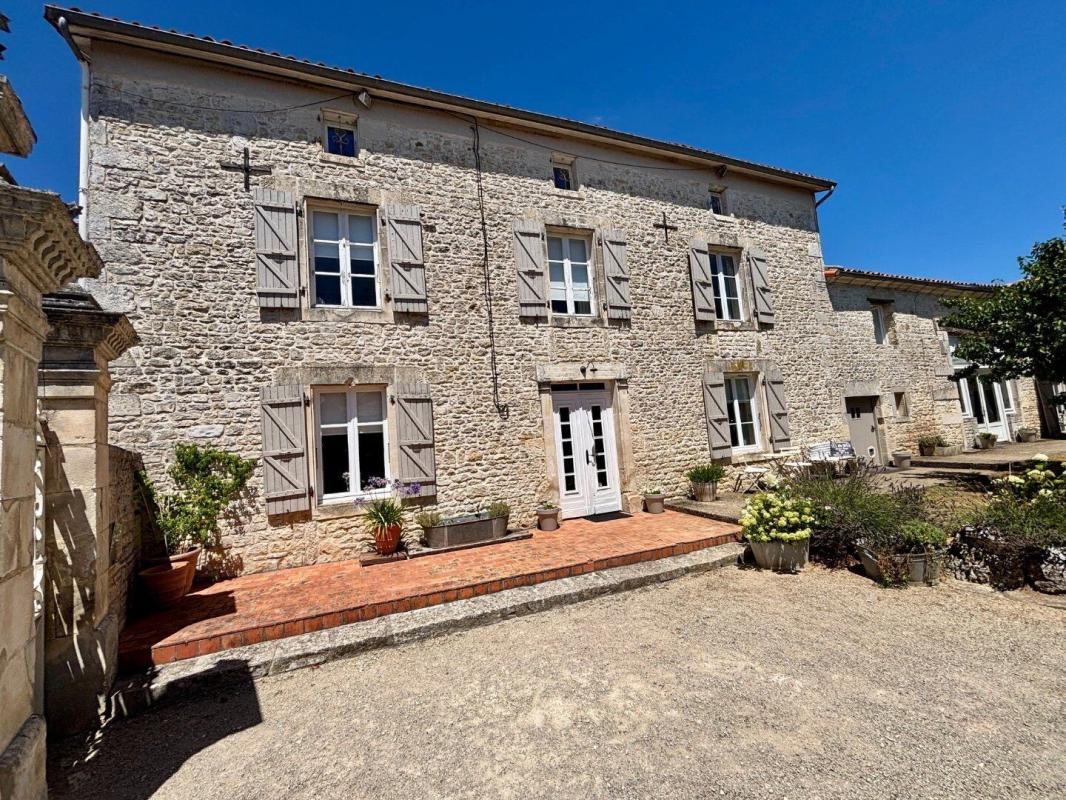 8 bedroom propriete in Aunac, Charente, France