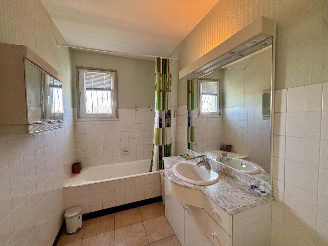 3 bedroom maison in Ruffec, Charente, France
