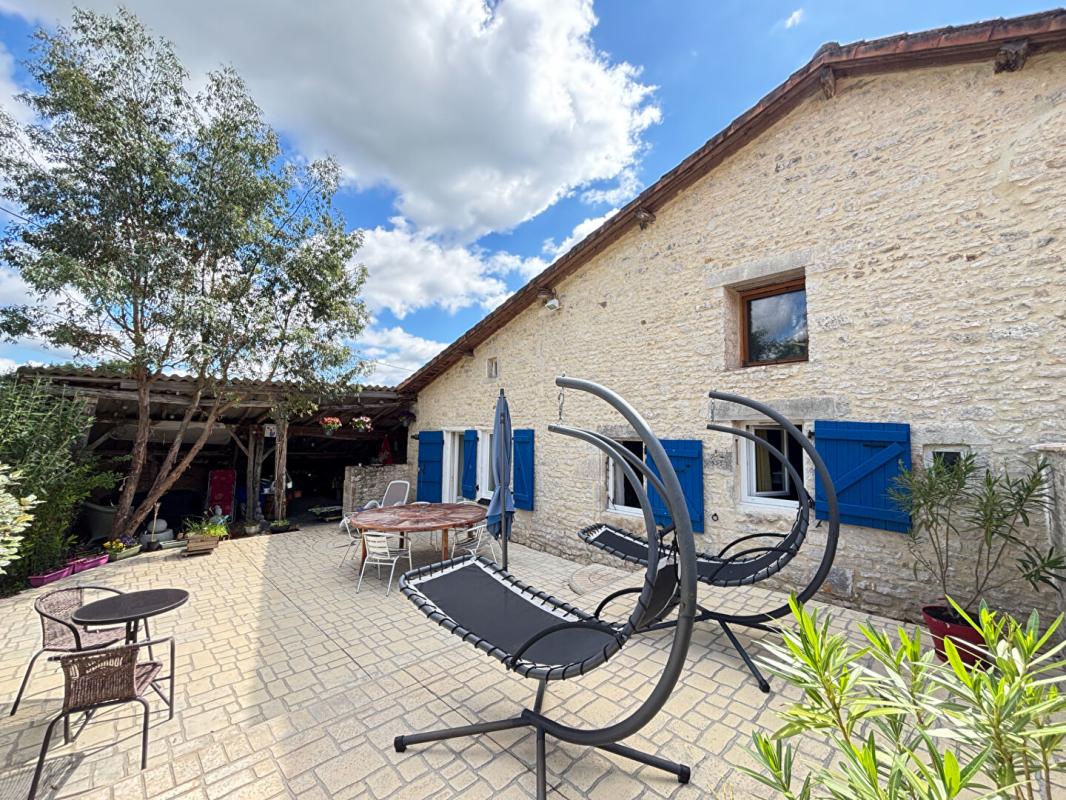 3 bedroom maison in Champagne Mouton, Charente, France