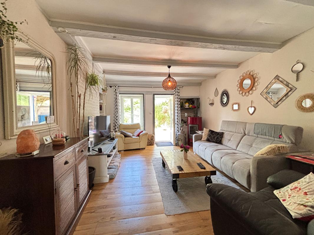 3 bedroom maison in Champagne Mouton, Charente, France