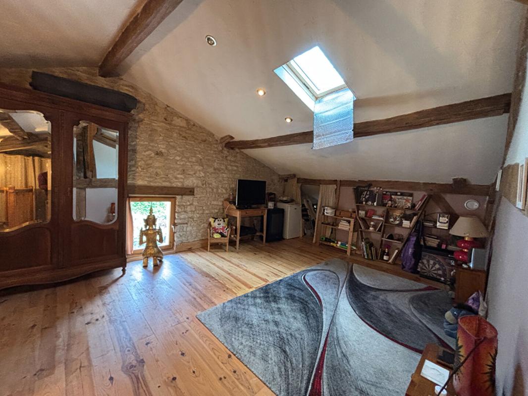 3 bedroom maison in Champagne Mouton, Charente, France