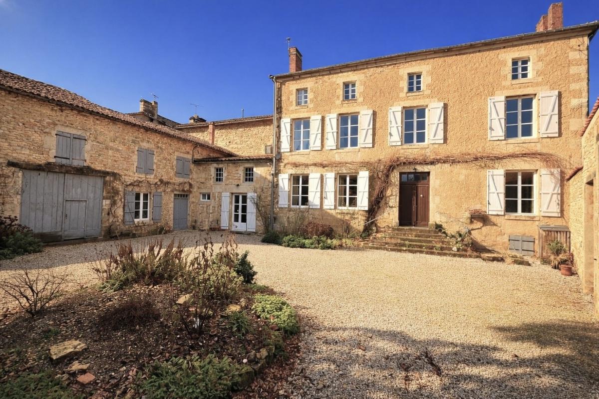 5 bedroom maison de maitre in Champagne Mouton, Charente, France