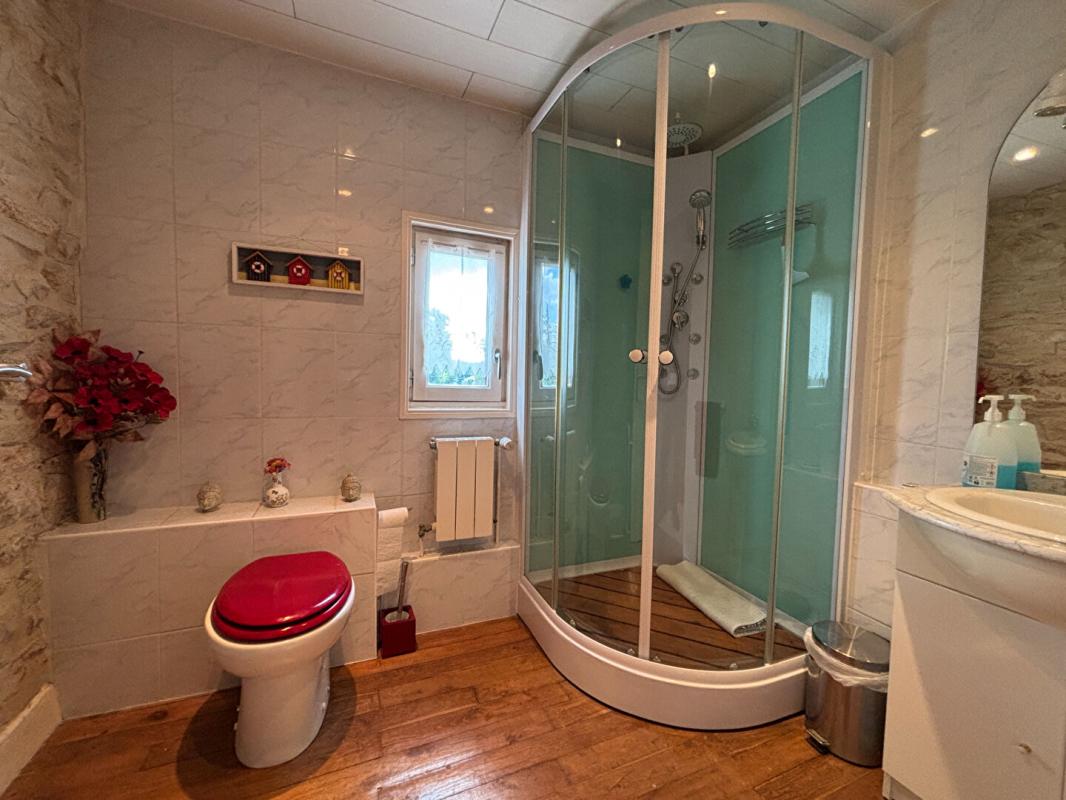 3 bedroom maison individuelle in Champagne Mouton, Charente, France