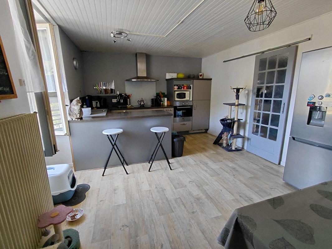 3 bedroom maison in Vezac, Cantal, France