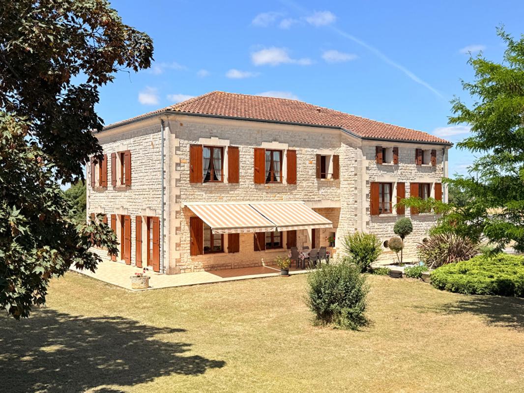 5 bedroom maison en pierres in Angouleme, Charente, France