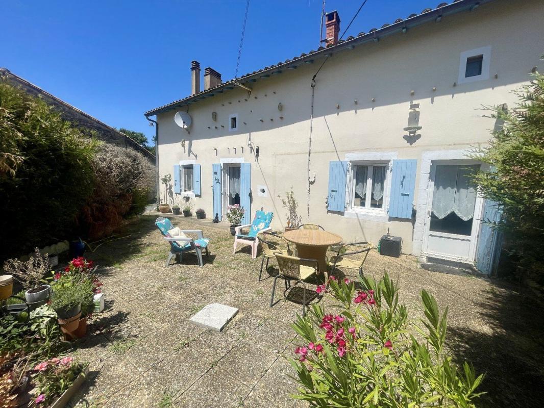 3 bedroom maison en pierres in Valdelaume, Deux-Sèvres, France