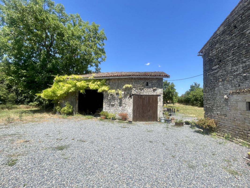 3 bedroom maison en pierres in Valdelaume, Deux-Sèvres, France
