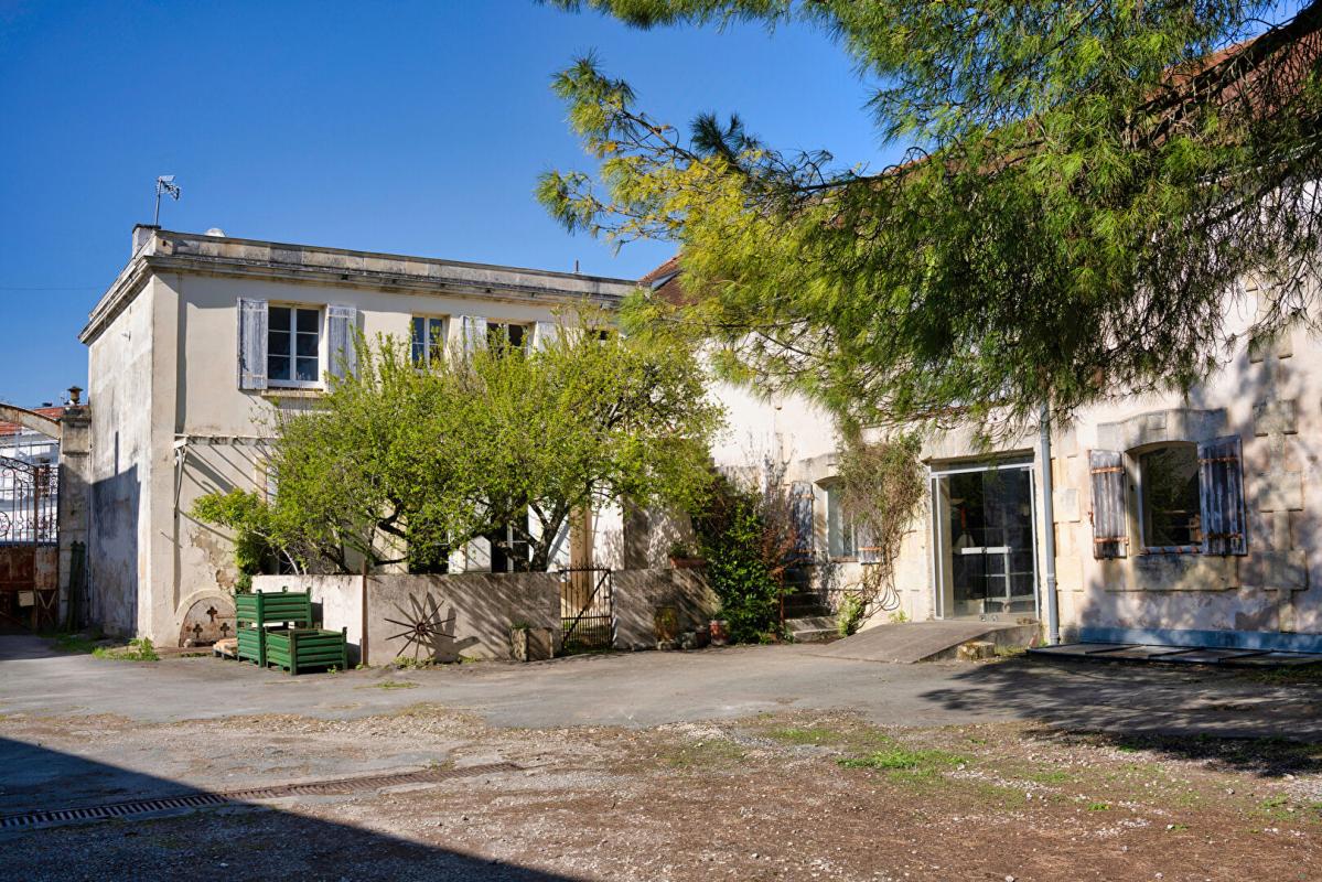 4 bedroom t6 et plus in St Jean D Angely, Charente-Maritime, France