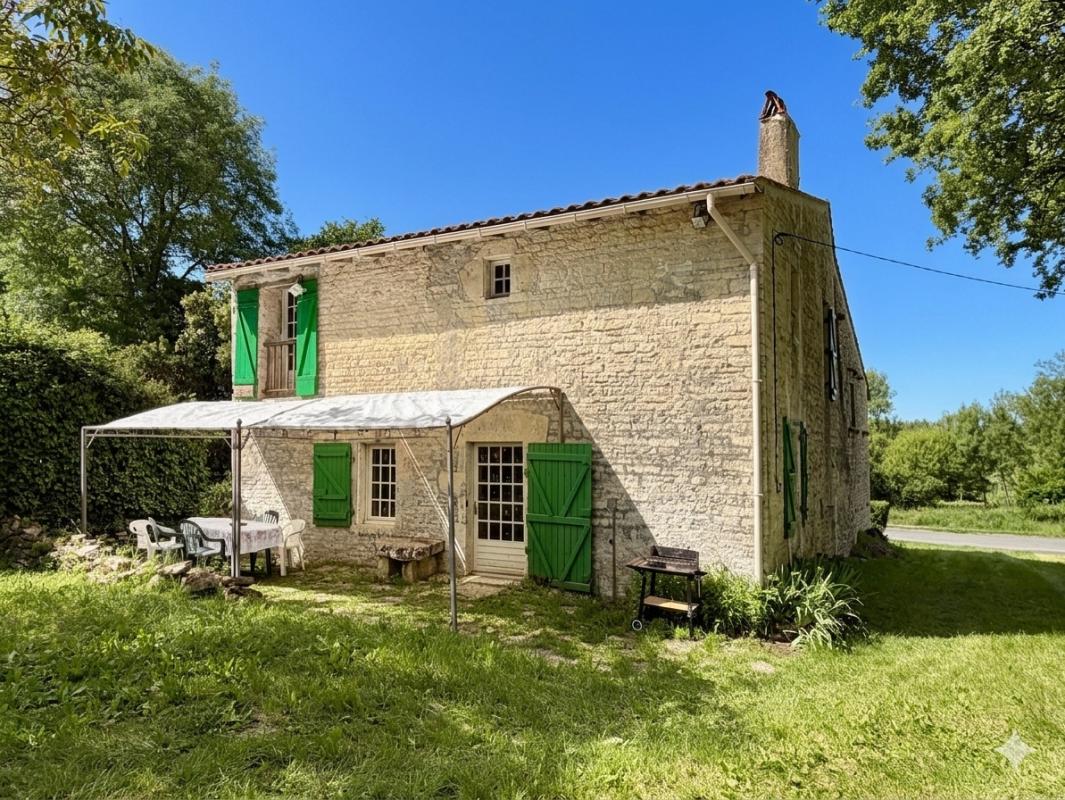 3 bedroom maison a renover in Chize, Deux-Sèvres, France
