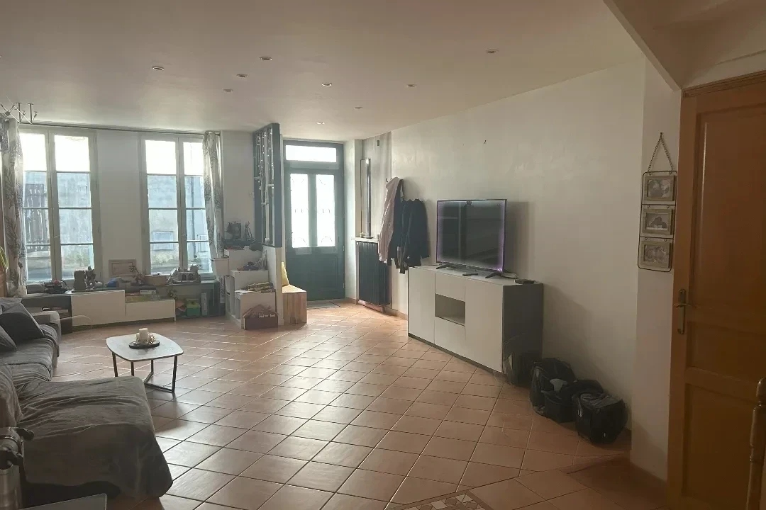 6 bedroom maison de ville in Saint Jean D Angely, Charente-Maritime, France