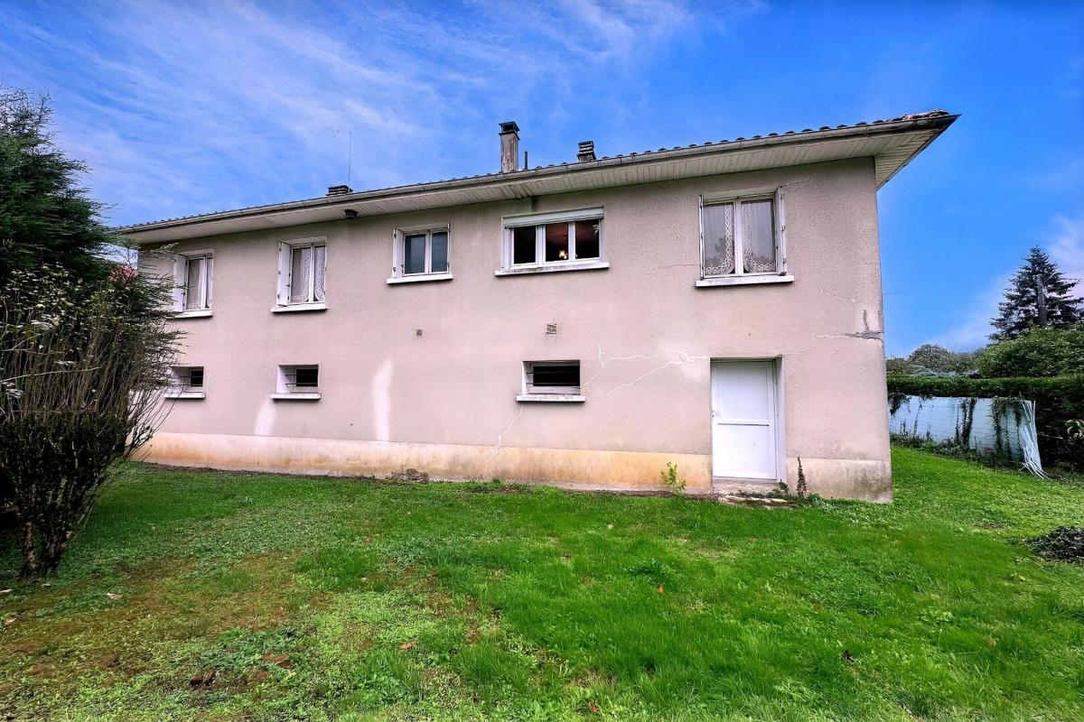 4 bedroom maison in Roumazieres, Charente, France