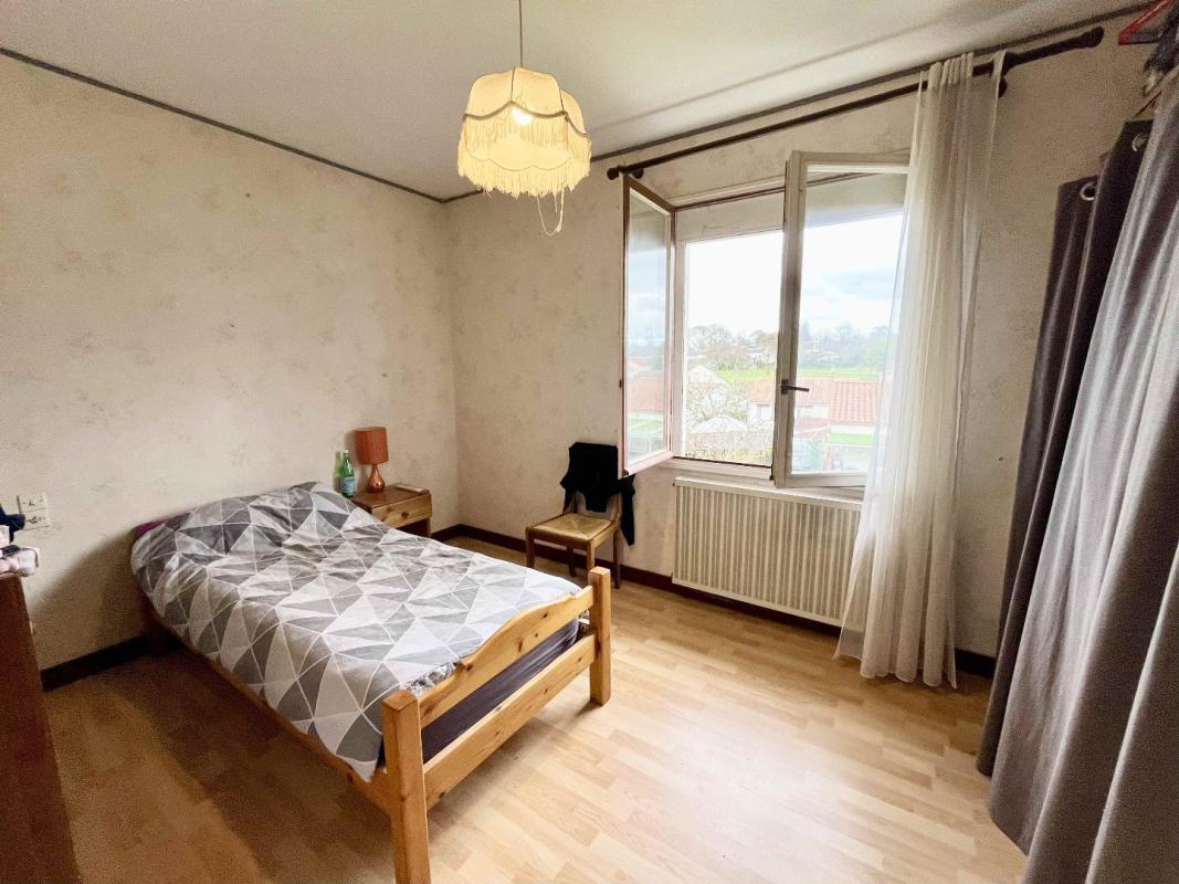 2 bedroom maison individuelle in L Isle Jourdain, Vienne, France