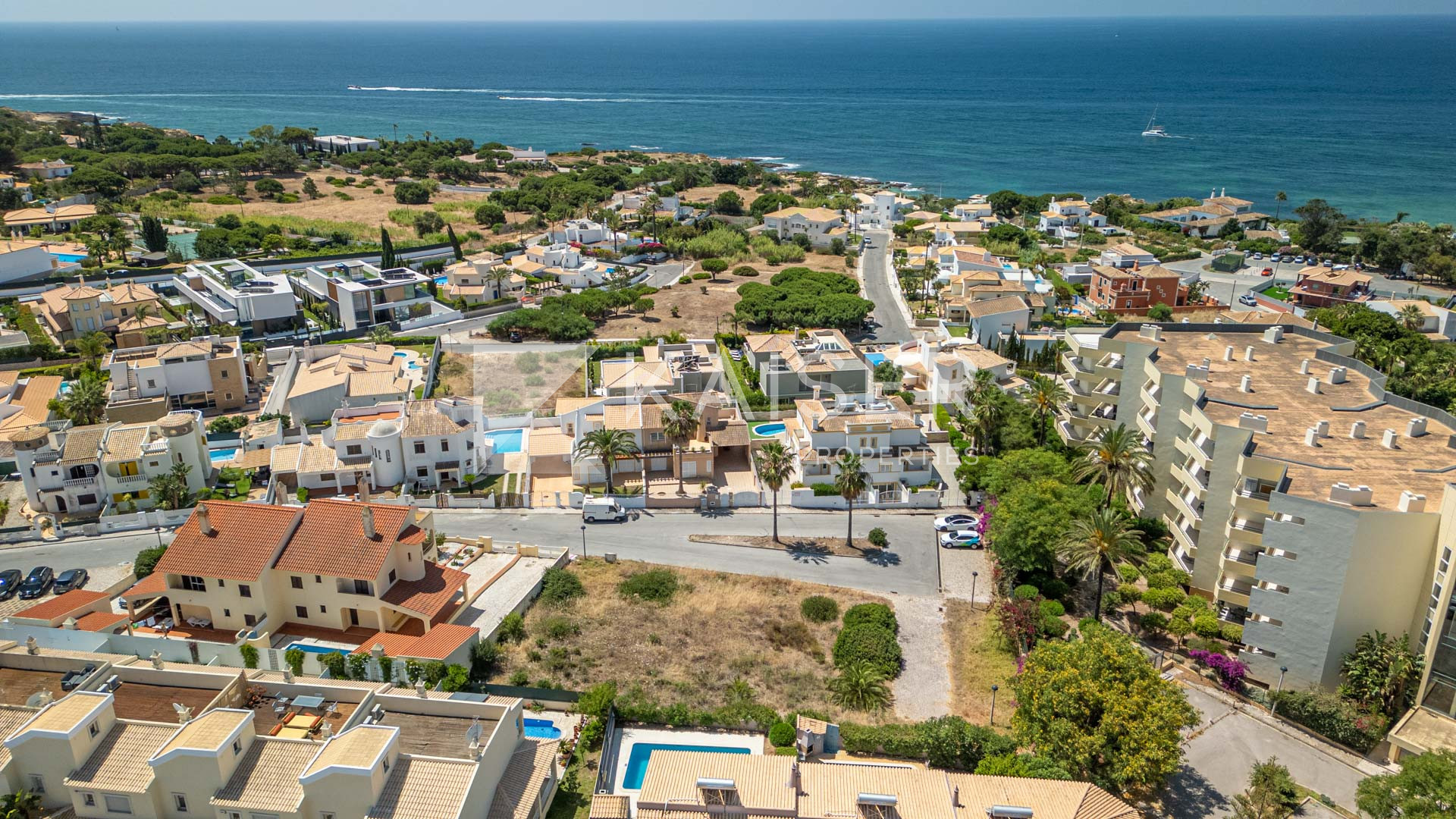 Plot house in Albufeira, Portugal – KP1356