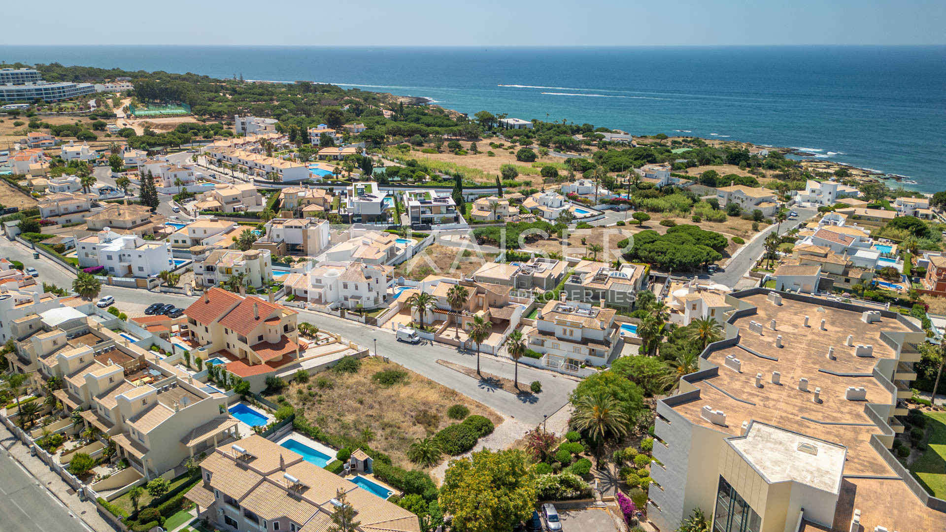 Plot house in Albufeira, Portugal – KP1356