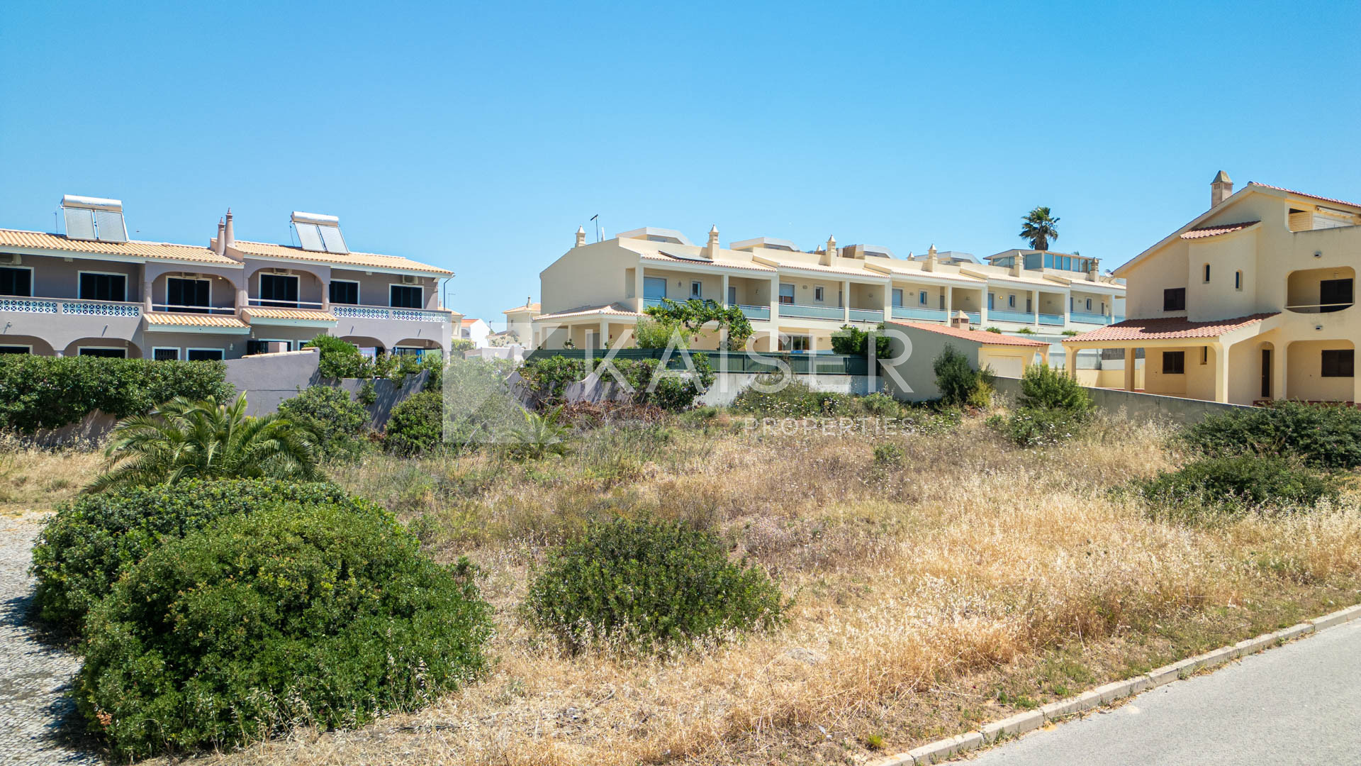 Plot house in Albufeira, Portugal – KP1356