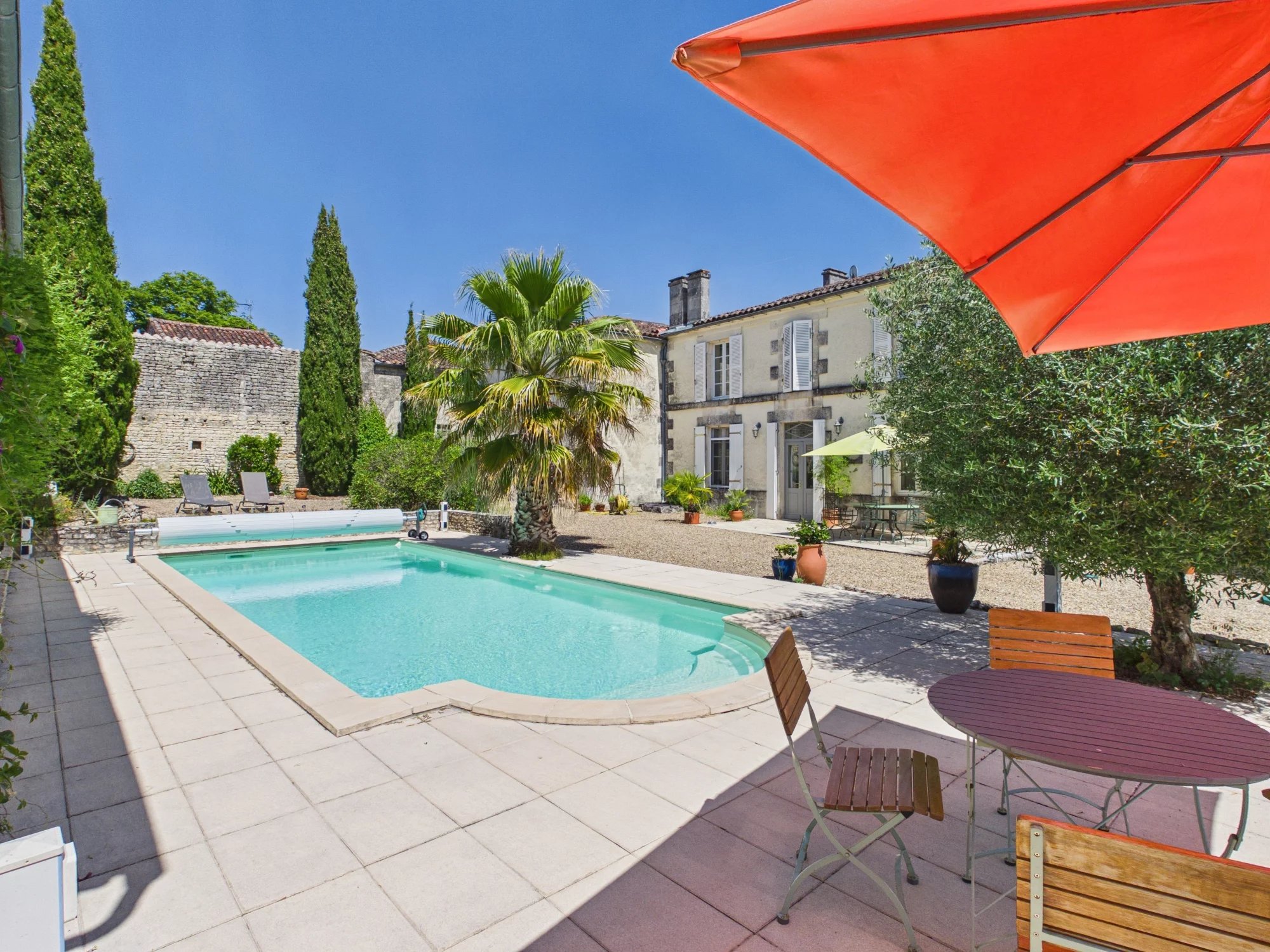 Fabulous Maison de Maître with heated swimming-pool, guest house and private gardens, Poitou-Charentes – France – BVI85926