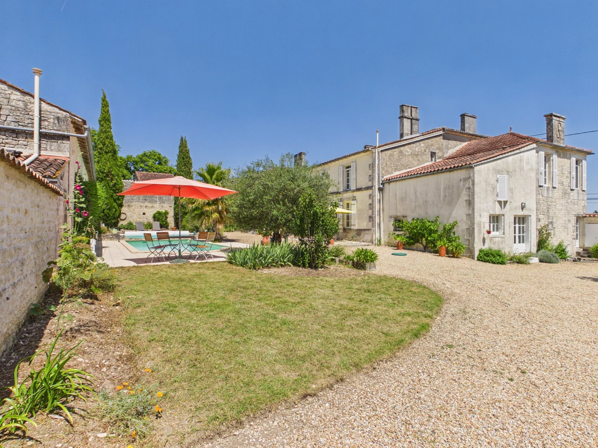Fabulous Maison de Maître with heated swimming-pool, guest house and private gardens, Poitou-Charentes – France – BVI85926