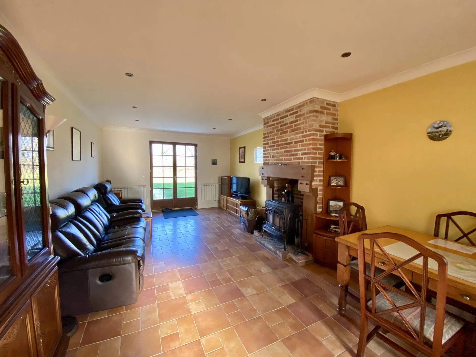 Charming three bedroom house with a large garden and barn, Poitou-Charentes – France – BVI73506